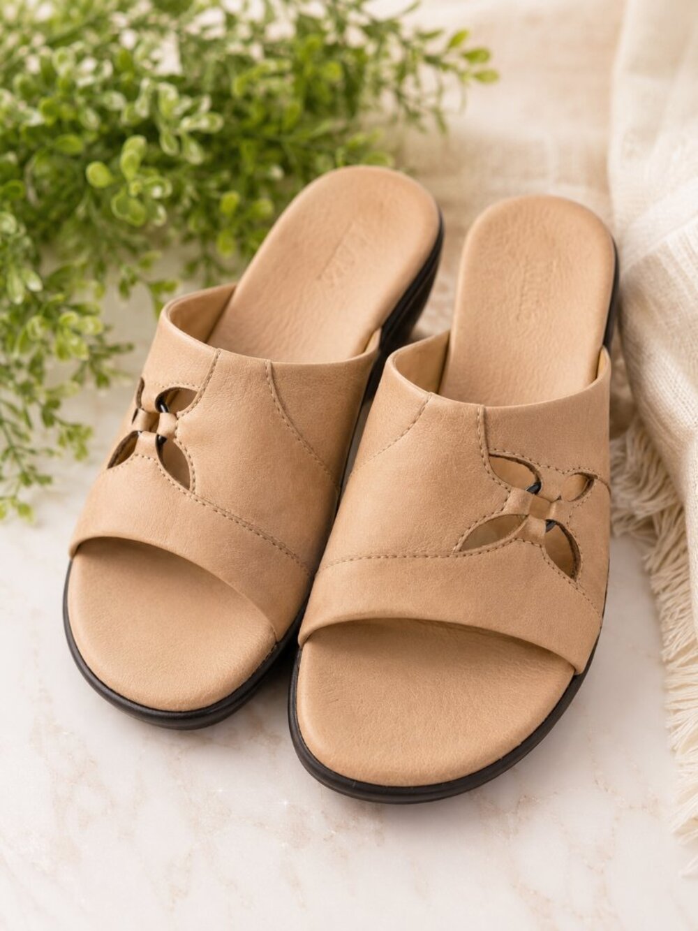Clarks Photon Sand Leather Comfort Slide Sandals Women's Size 7M Worn Once